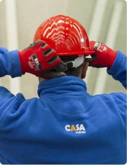 Trabajador de Casa Vidrios con casco de seguridad ajustándose el equipo